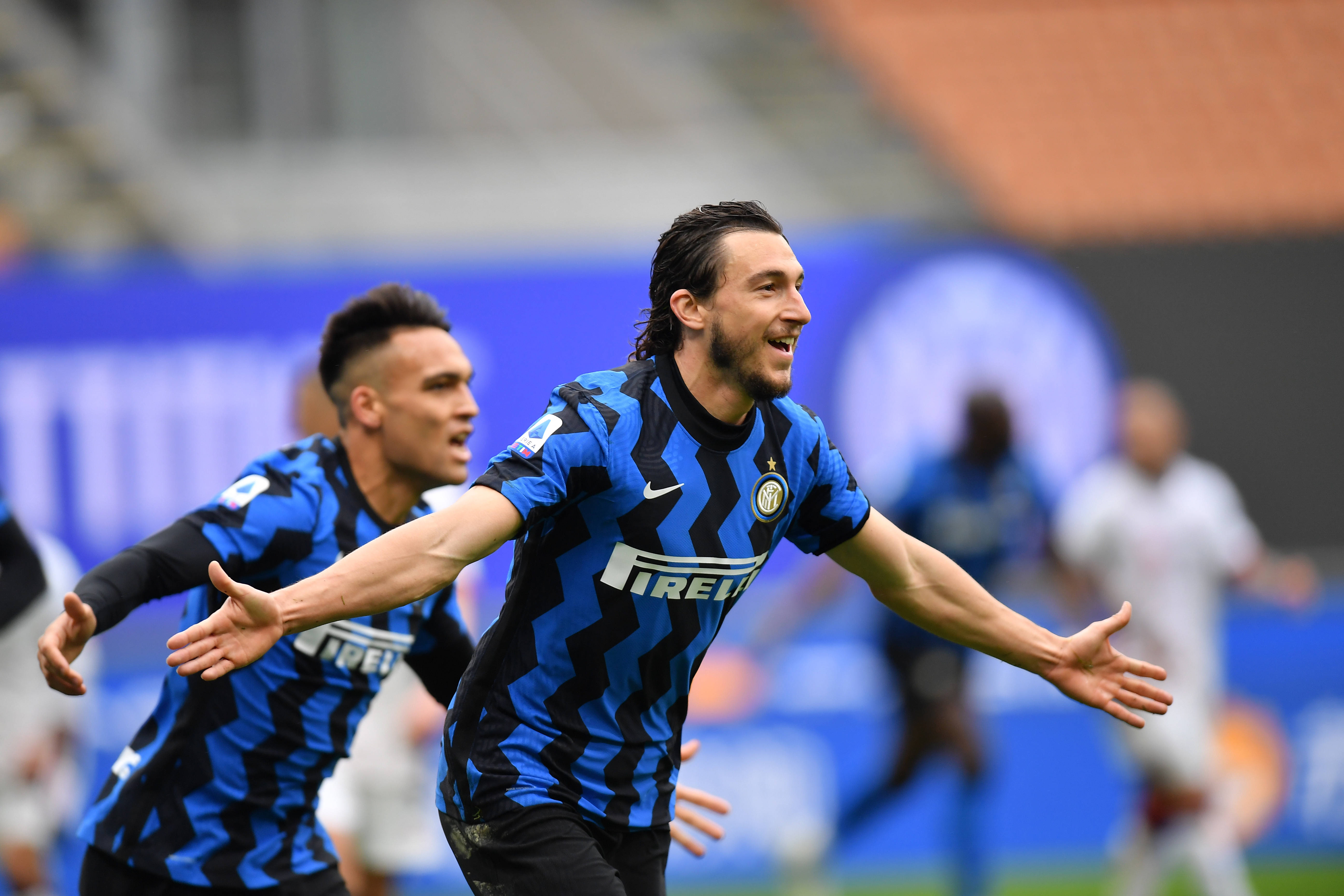 文班亚马赛后引领马刺球迷维京战吼庆祝胜利（文班亚马赛后率领马刺球迷高呼维京战吼庆祝胜利）