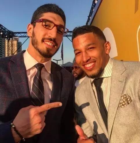 利物浦与桑德兰战平，萨拉赫替补登场未改劣势，桑德兰防守严密，最终以1比1告终。（利物浦1-1桑德兰：萨拉赫替补未能改写局势，桑德兰防线稳固）