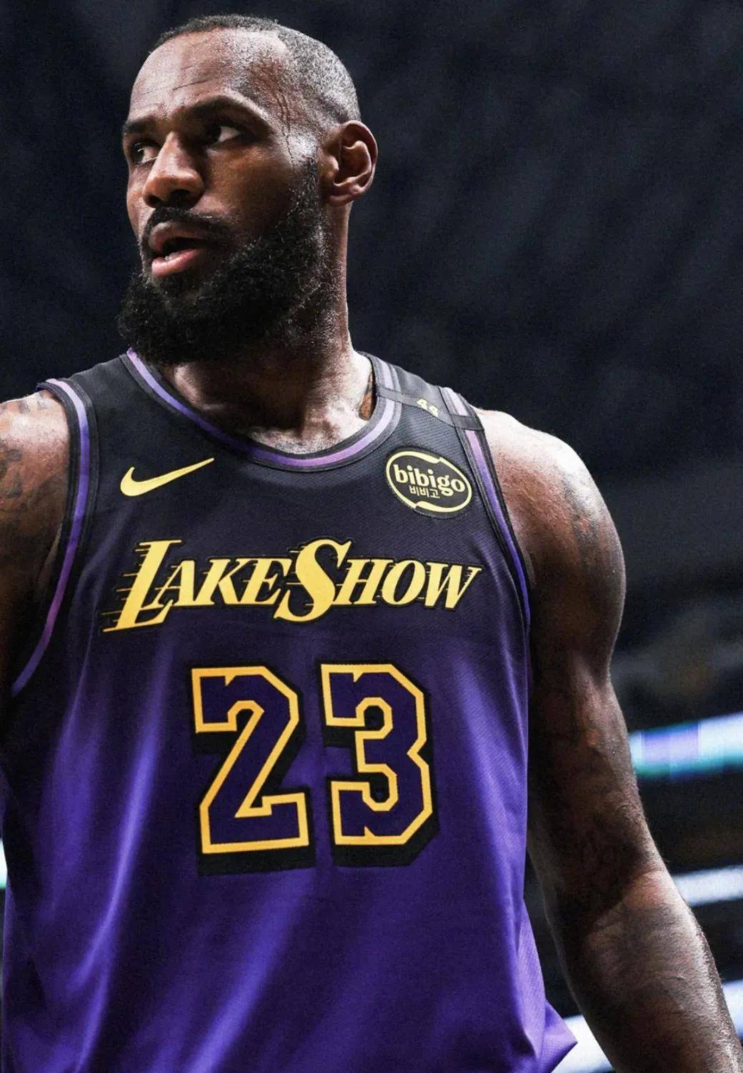 萨拉赫无缘利物浦欧冠名单，斯洛特称俱乐部必须作出回应；此前萨拉赫因未首发炮轰球队（萨拉赫落选利物浦欧冠名单，斯洛特称俱乐部须作出回应；其此前因未获首发曾公开抨击球队）