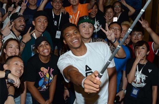 拜仁和曼联有意引进布莱顿中场巴莱巴（曼联、拜仁均有意签下布莱顿中场巴莱巴）