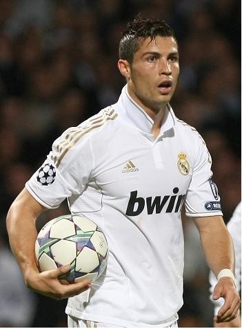 暖心举动在倾盆大雨中，突尼斯球员们把自己的外套脱下来给球童（暴雨中突尼斯球员脱下外套为球童披上，暖心一幕）