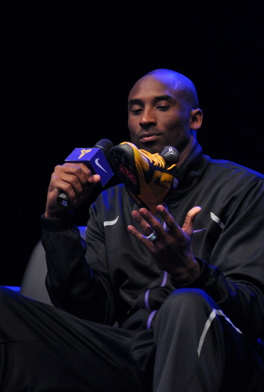 外线神准！齐麟半场8中5拿到16分 三分4中4（手感爆棚！齐麟半场16分，投篮8投5中三分4投4中）