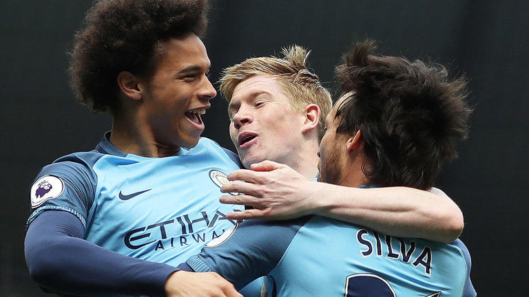 足协主席宋凯现身成都，徐正源、韦世豪、胡荷韬在酒店迎接（足协主席宋凯抵达成都，徐正源、韦世豪、胡荷韬在酒店迎接）