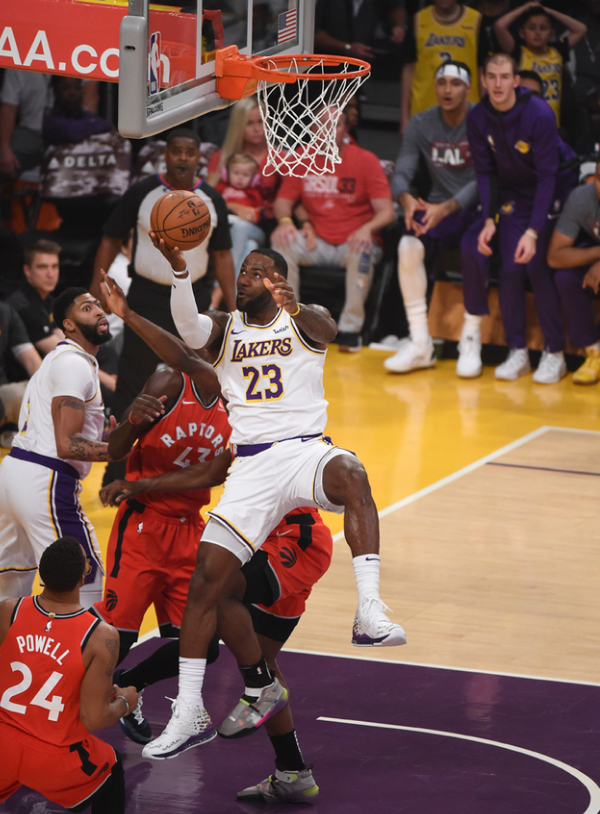 体坛联播｜斯洛特首度公开回应萨拉赫，曼联4比1大胜狼队（体坛速递｜斯洛特首次回应萨拉赫，曼联4比1击败狼队）