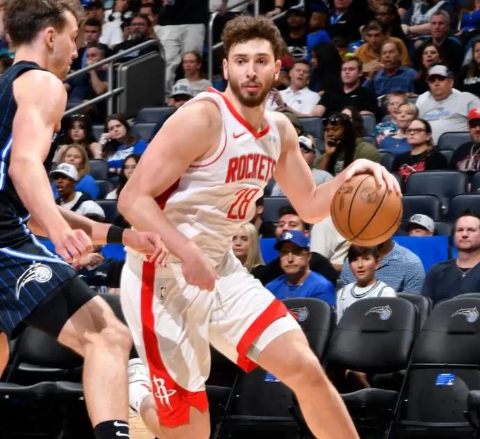 切尔西3-0完胜巴萨，埃斯特旺单骑闯关，阿劳霍染红（切尔西三球零封巴萨，埃斯特旺奔袭破门，阿劳霍红牌下场）