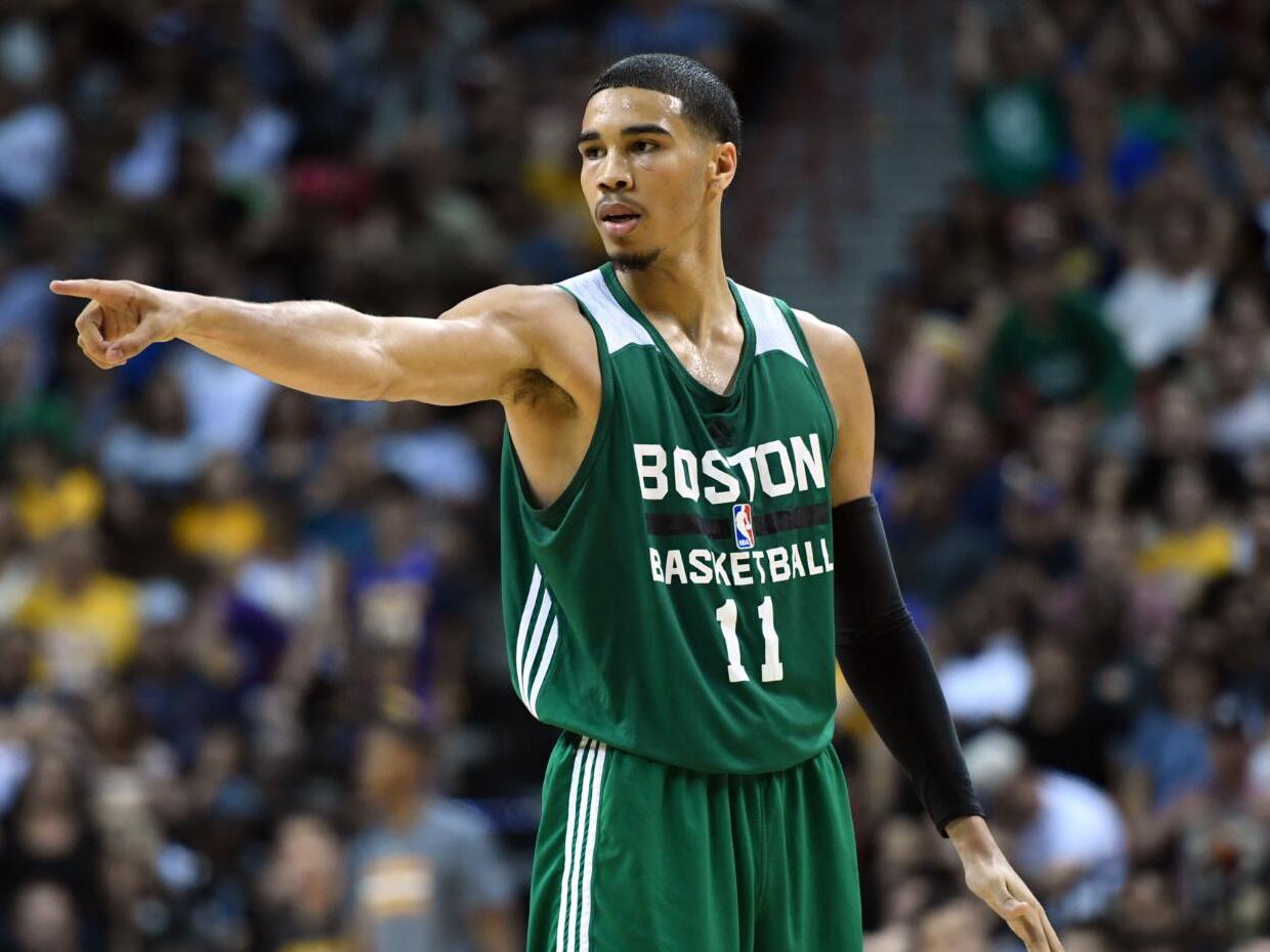 葡萄牙中场米德当选U17世界杯MVP，哈维为他颁奖（葡萄牙中场米德荣膺U17世界杯MVP，哈维亲自颁奖）