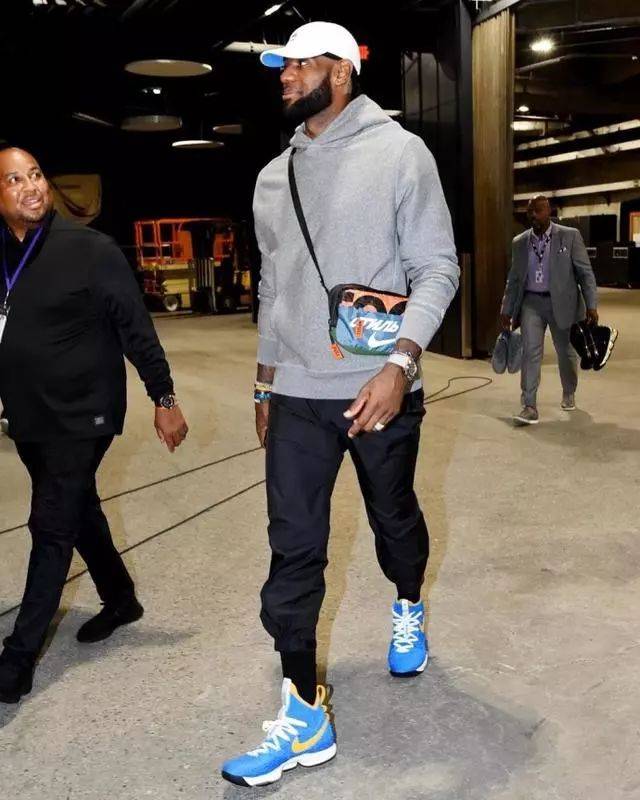 29分大败想起他了？湖人球迷群体高呼勒布朗！美网友让东里给老詹道歉（29分惨败后，湖人球迷齐呼勒布朗，美网友要求东里向老詹致歉）