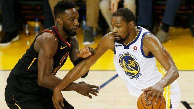 打得很激烈！广厦vs山西上赛季4次交手2胜2负（广厦与山西上赛季四度交锋，平分秋色2胜2负）