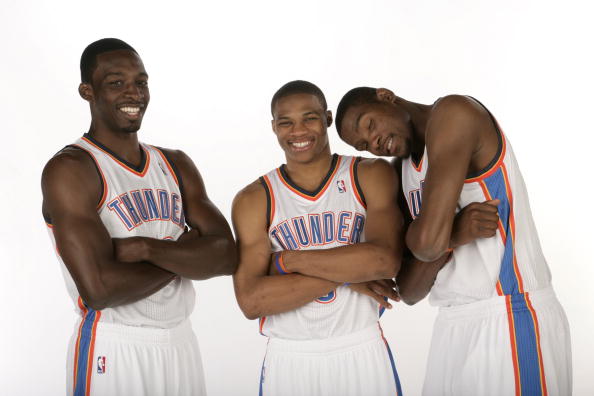 足球英超双红会爆发冲突，多人吃黄牌（英超双红会冲突升级，多人遭黄牌警告）