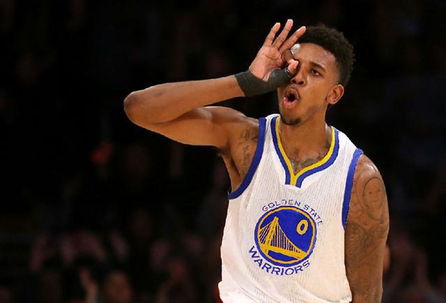 喋喋不休！东契奇对抗杜兰特被吹犯规怒喷吃T 找裁判疯狂摊手抱怨（东契奇对位杜兰特被判犯规怒怼裁判，吃T后仍疯狂摊手抱怨）