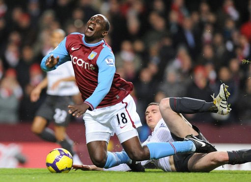 还在啃老！老詹拼尽全力持球连攻6回合 高难拉杆+暴扣打停火箭（老詹火力全开：连持球强攻6回合，高难拉杆+暴扣逼停火箭）