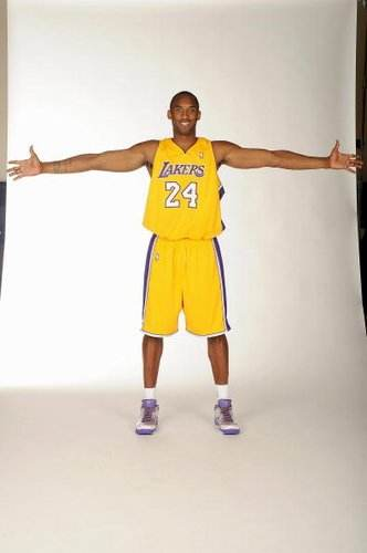 尼斯vs罗马欧联比赛期间法国警方拘捕102名球迷，并缴获很多武器（法国警方在欧联尼斯对罗马比赛期间拘捕102名球迷并缴获大量武器）