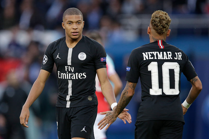 老鹰主帅谈争议犯规：是科比·怀特先抓住里萨谢胳膊顺势倒地（老鹰主帅解读争议犯规：科比·怀特先拉住里萨谢手臂并借势倒地）