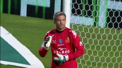 愿无大碍！恩比德膝盖与曼恩相撞，一瘸一拐返回更衣室（愿无恙！恩比德膝盖与曼恩碰撞后跛行离场回更衣室）