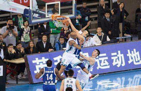 爵士3人得分破20，马尔卡宁28分，爵士终结四连败（马尔卡宁28分领衔，爵士三将20+，球队止住四连败）