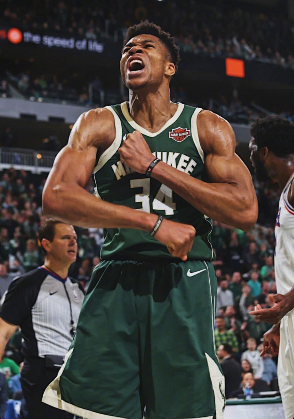 外线有谱！埃里克·戈登三分命中 拿到12分已创赛季新高（外线精准！埃里克·戈登三分发威，12分创赛季新高）