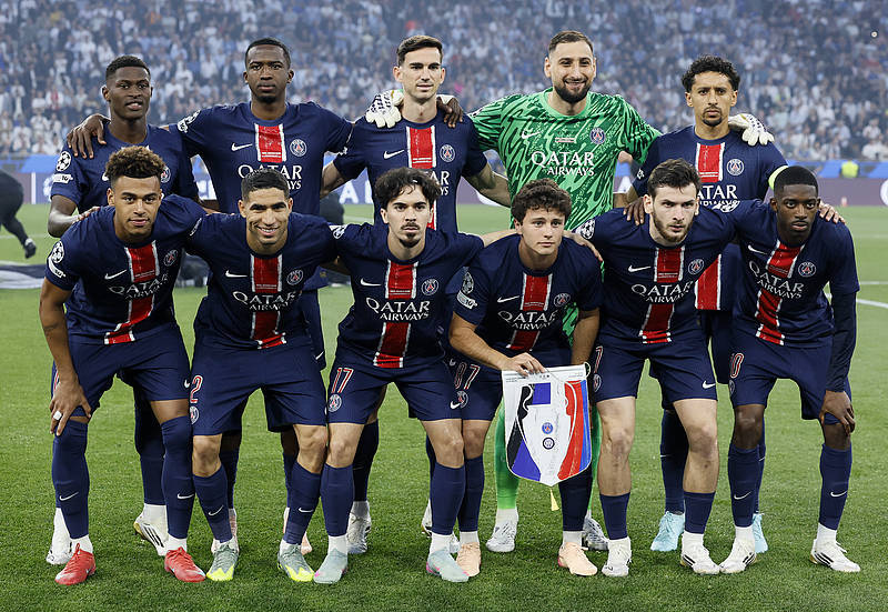 格拉斯纳谈对阵曼联：一周内第三次对三后卫阵型的球队很有趣（格拉斯纳谈战曼联：一周第三次遭遇三后卫球队，颇感有趣）