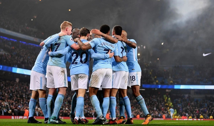 惨败国安后亚泰球员贺一然被自家球迷辱骂，他做出手势回击（惨负国安后，亚泰球员贺一然遭本队球迷辱骂，以手势回敬）