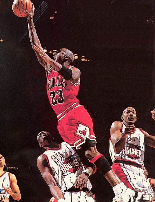 火箭后卫霍勒迪2罚1中送快船机会，但巴图姆发球违例失误（火箭后卫霍勒迪两罚仅中一球给快船留下生机，巴图姆界外球违例葬送良机）